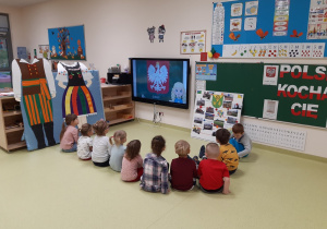 10 Dzieci oglądają filmik edukacyjny o Polsce